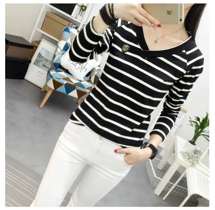 The new spring 2023 black and white stripes han edition cultivate one's morality show thin v-neck shirt long sleeve T-shirt