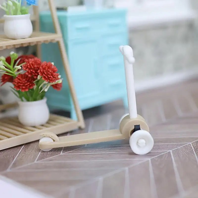 Mini scooter per casa delle bambole da 1 pezzo Giocattolo divertente Regalo di compleanno per bambini Decorazione da tavolo Simulazione Modello di scooter in miniatura