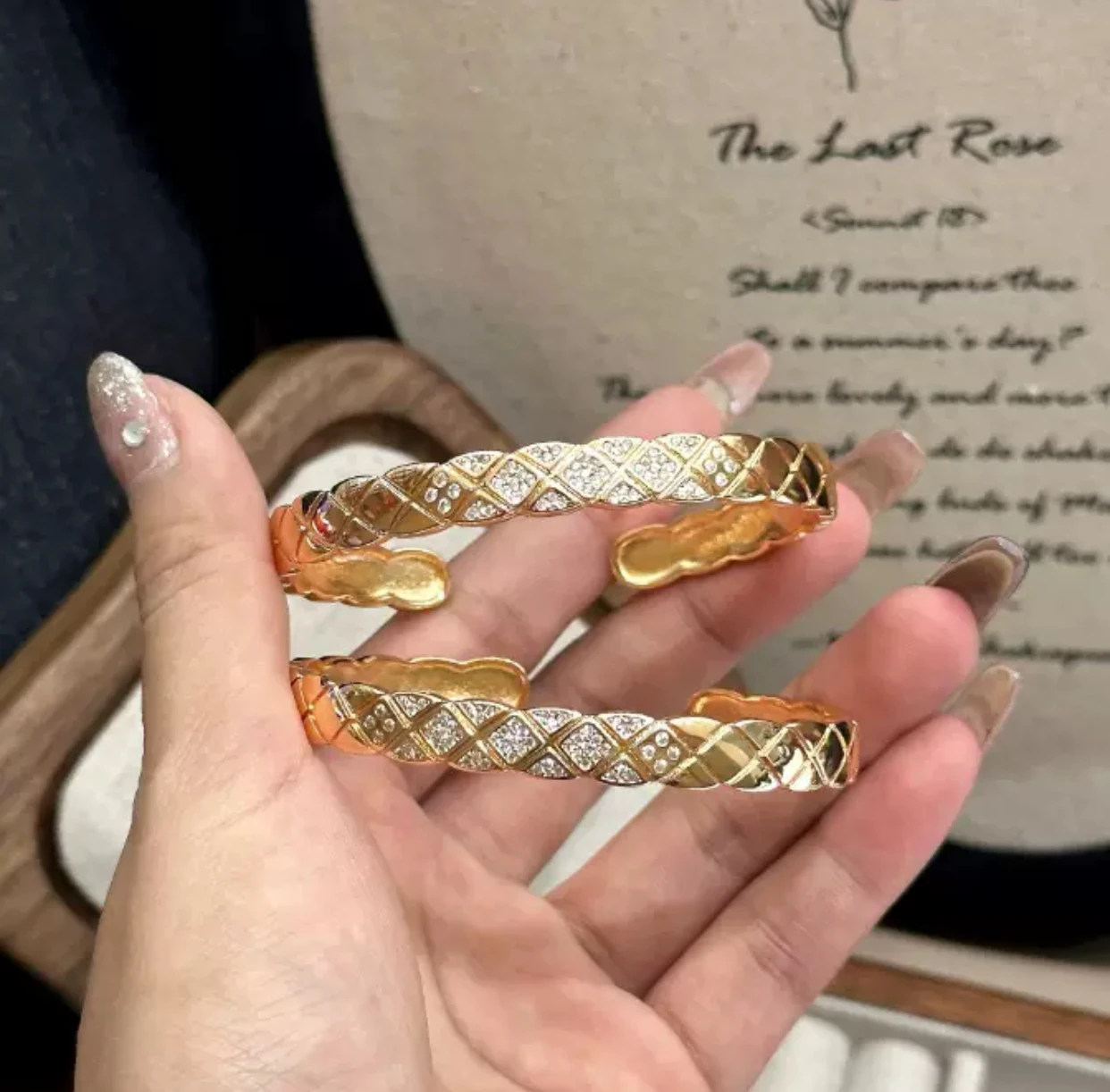 Couple bracelets High-quality, wide, luxurious design, versatile, fashionable, high-end feeling bracelets