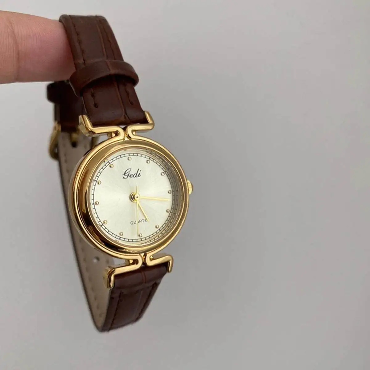 New vintage-style, fashionable and sophisticated Korean-style women's leather wrist watch. Brand new elegant women's watch.