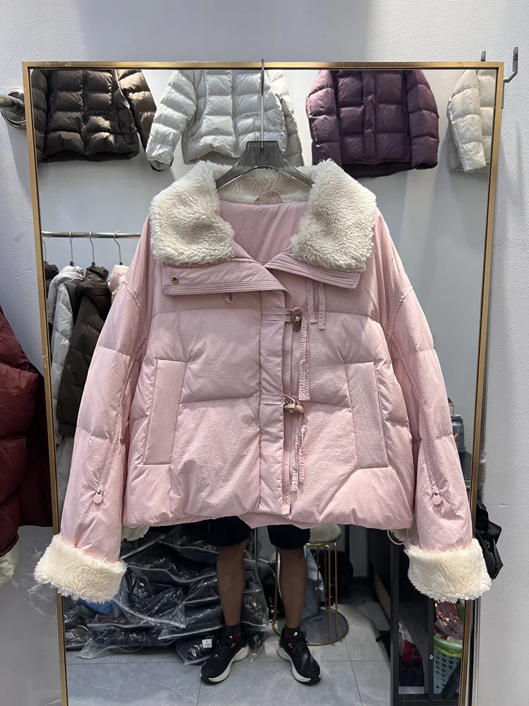 여성용 라펠 칼라 루즈핏 화이트 덕다운 재킷 패션 트렌드 양털 카우혼 버클 숏 스타일 다운 재킷