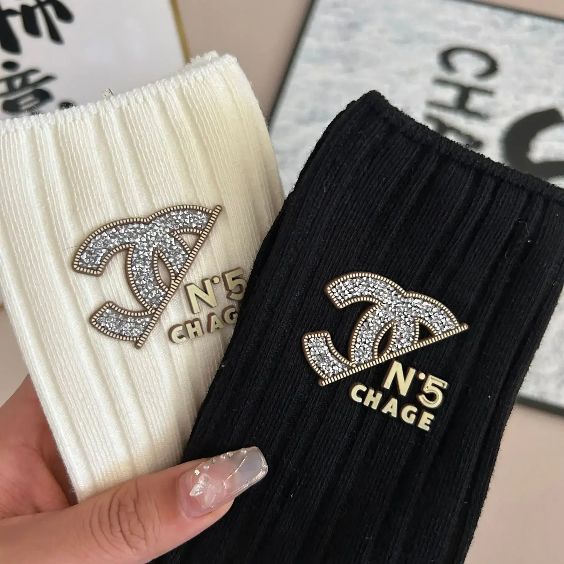 

Fashionable mid-calf socks with trendy labels, best-selling diamond-studded personalized alphabet fashion accessories socks