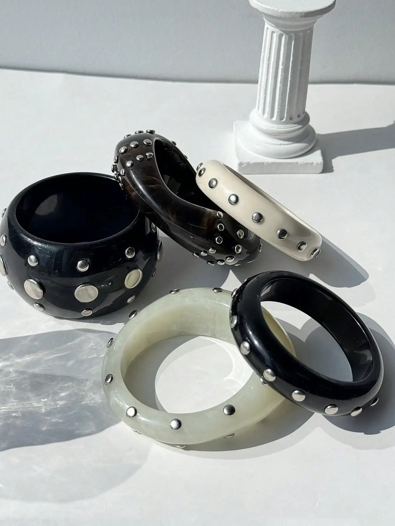 HUANZHI Schwarz-weißes, unregelmäßiges Harzarmband mit kühnem, trendigem Design, einzigartiger Punk-Stil, silberner Nietenverschluss, Damenschmuck – Detail 2