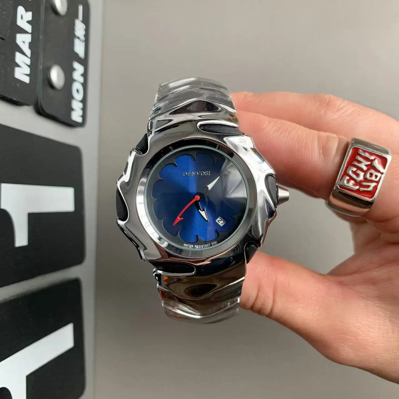 New millennium shaped blade watch for men, cool personality, retro high-end temperament, European and American style watch