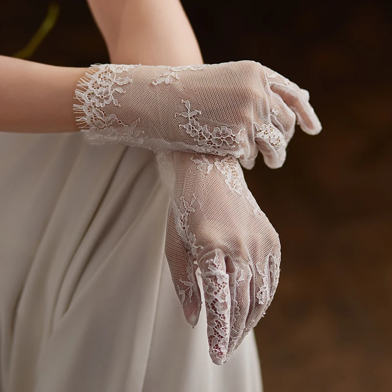 WG118 Exquisite Wedding Bridal Finger Gloves Eyelash Lace Edge White Bridesmaid Wrist Short Gloves for Pageant Prom Perform