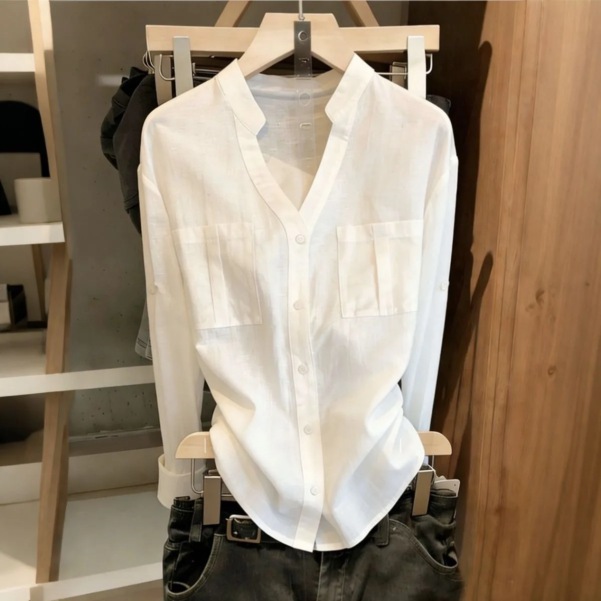 Elegante Camisa Casual Blanca con Cuello Mao para Mujer, Sensación Premium, Nuevo Estilo Primavera, Estilo para el Trabajo, Corte Holgado, Manga Larga, Cierre con Botones