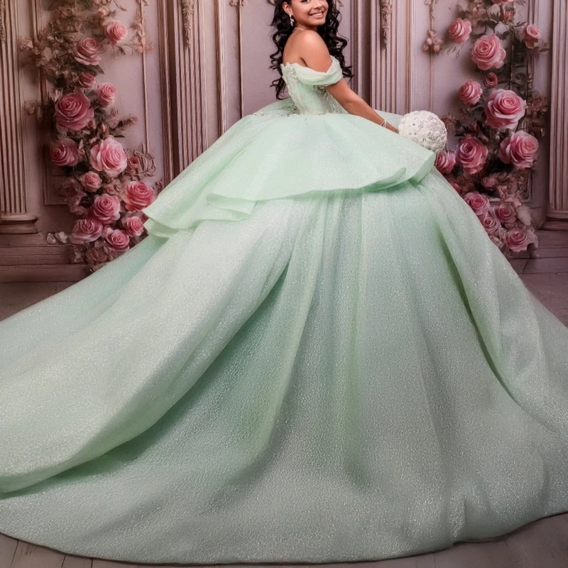 グリーンの光沢のあるキンセアニェーラドレス、オフショルダーのボールガウン、アップリケとビーズ、チュール、コルセット、スイート16ドレス、ベスティドス・デ・15・アノス