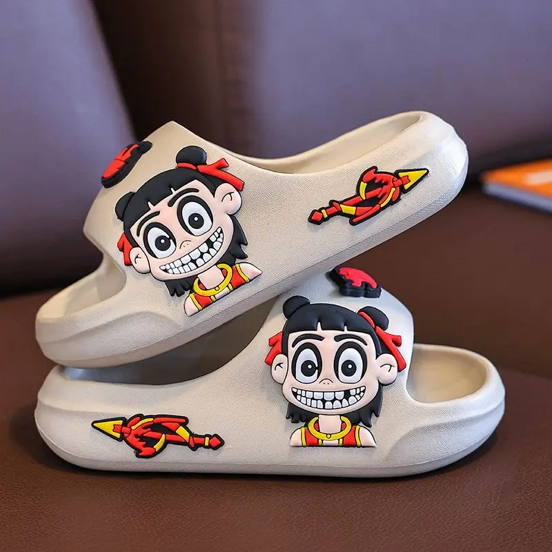 

Детские тапочки Nezha для девочек и мальчиков, летние новые мультяшные ванны для дома, ванной комнаты, противоскользящие детские супер мягкие.