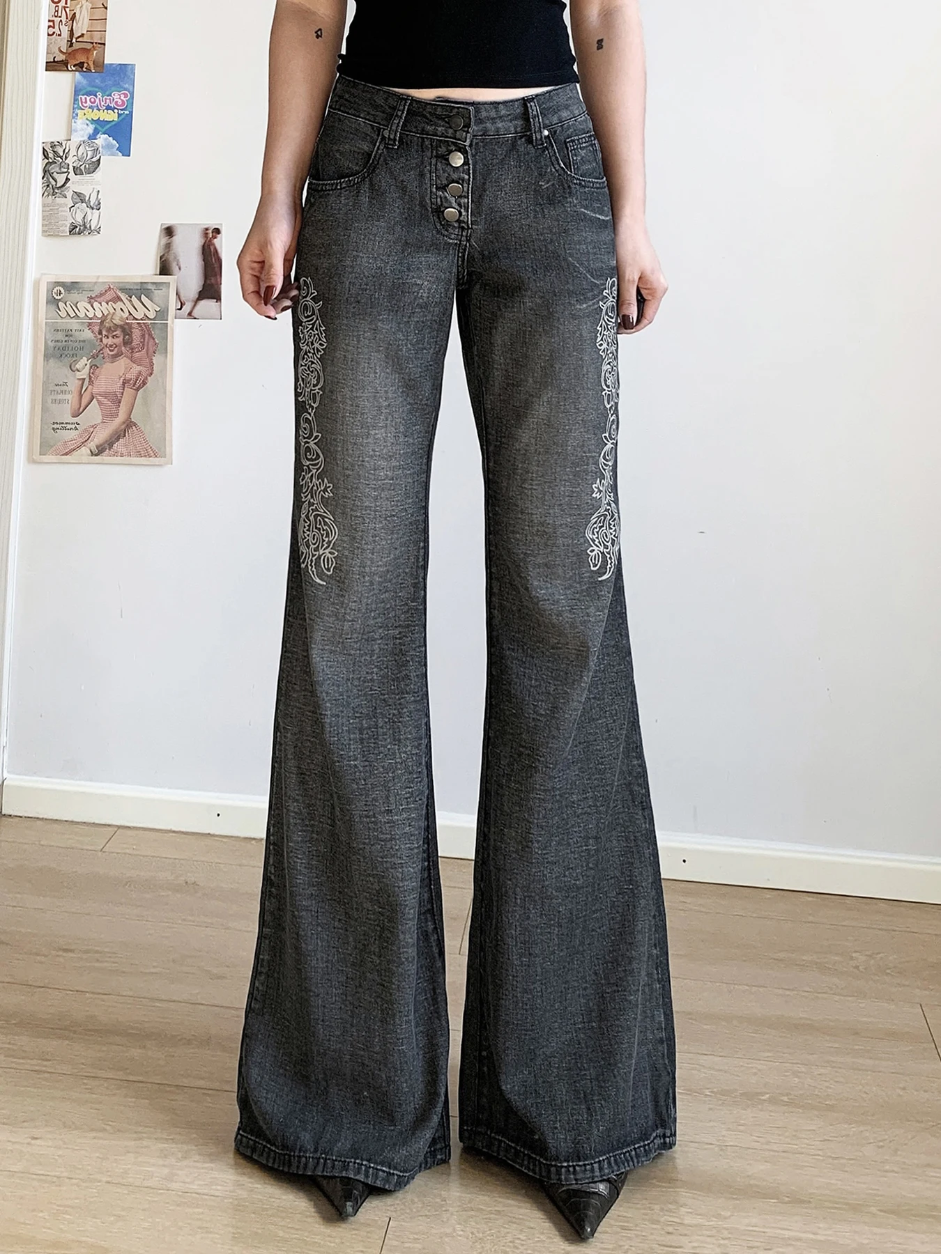 

Weekeep Retro Print Slim-fitting Flared Jeans Women Casual Low Rise Button-up Denim Pants Vintage 2000s Mom Jeans y2k Streetwear