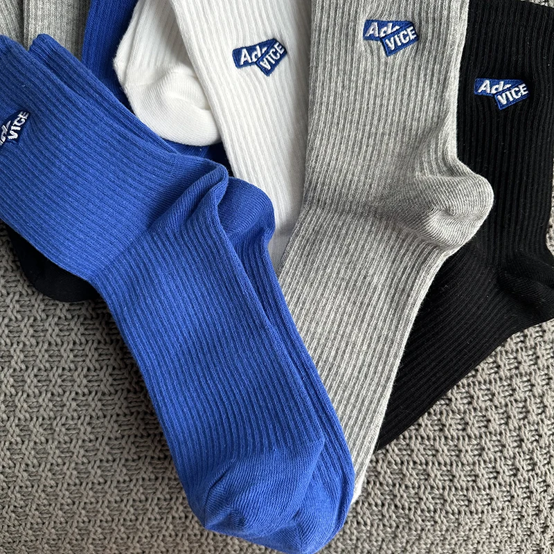 4 Paare/schachtel Mann Socken Geschenk Baumwolle Belüftung Männlich Weiblich Socken Schwarz Ins Brief Stickerei Desodorierung Weiß Sportsocken – Detail 4