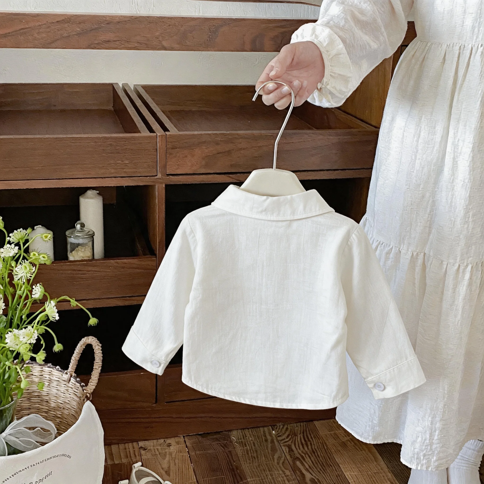 Unisex-Baby-Langarmshirt in Weiß, neues Design für die Herbst- und Frühjahrssaison, stilvolles und vielseitiges Oberteil für Babys und Kleinkinder. – Detail 3