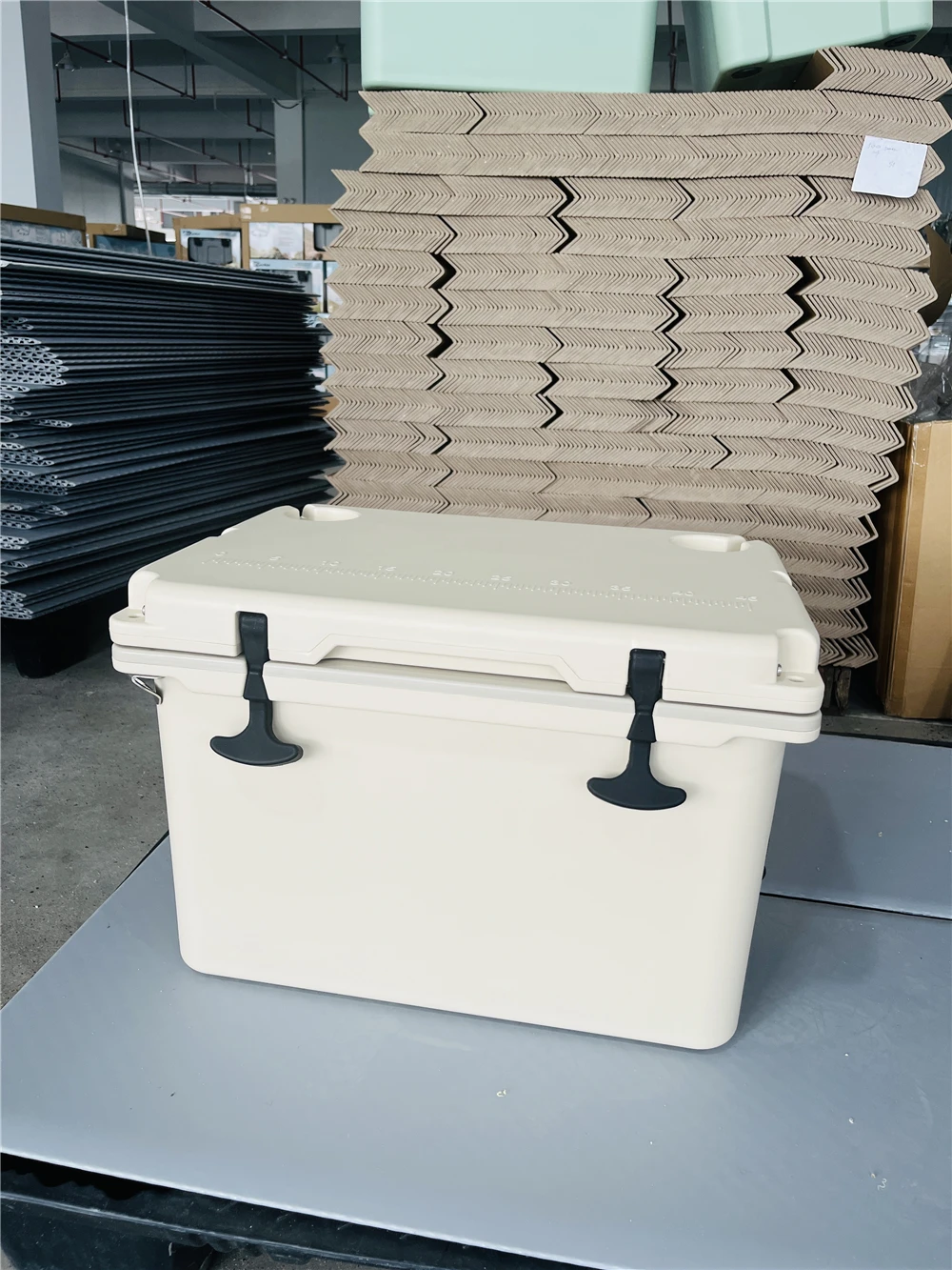 Customized Color American Style 37 QT Bio Food Grade PU Foam Insulated Cooler Box Hard Fishing Camping Ice Chest Container