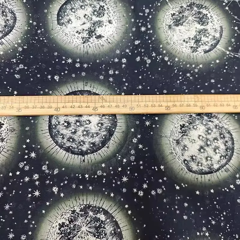 

Черно-белая хлопковая ткань с принтом планеты/звезды для женского летнего платья, блузки, ткань «сделай сам», швейный материал