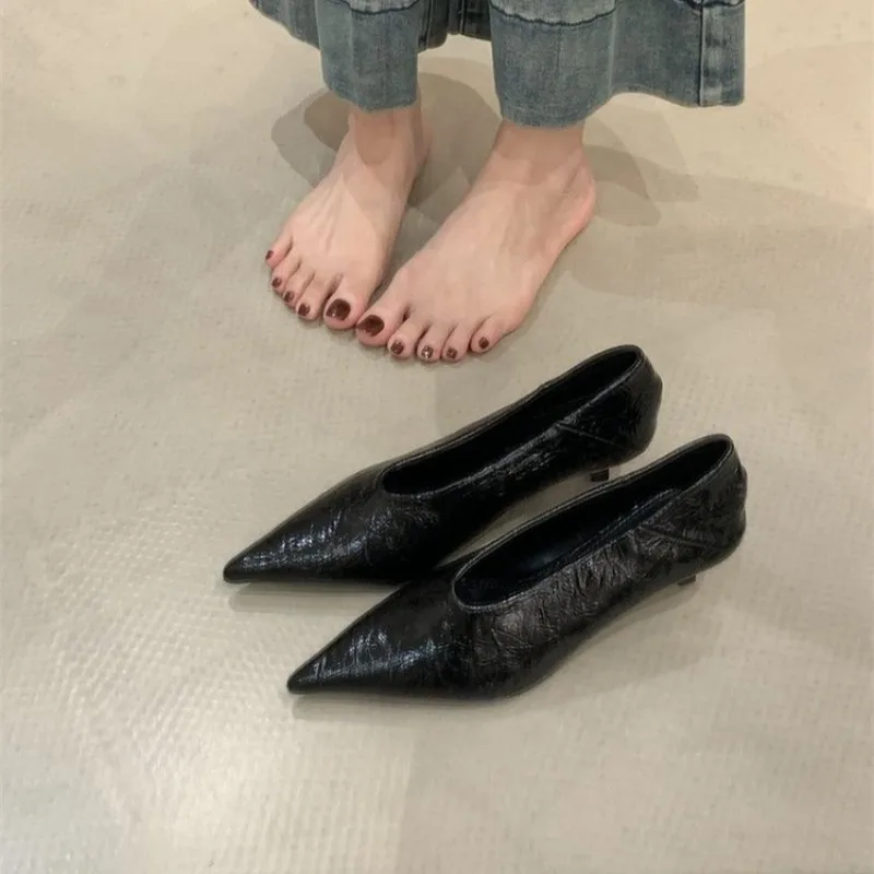 2025 herbst Neue Pendler Wind Flache Ferse Flacher Mund Spitz Einzelnen Schuhe frauen Vielseitige Niedrigen Ferse Arbeit Schuhe