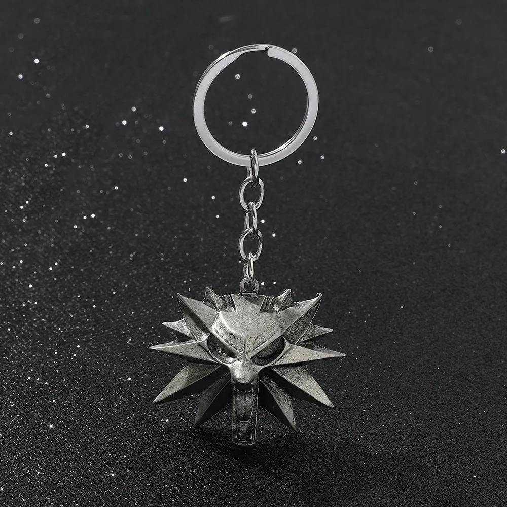 Llavero con cabeza de lobo con colgante de juego, Witcher de mago, llavero de aleación de Zinc de Metal estilo Punk, decoración colgante Retro