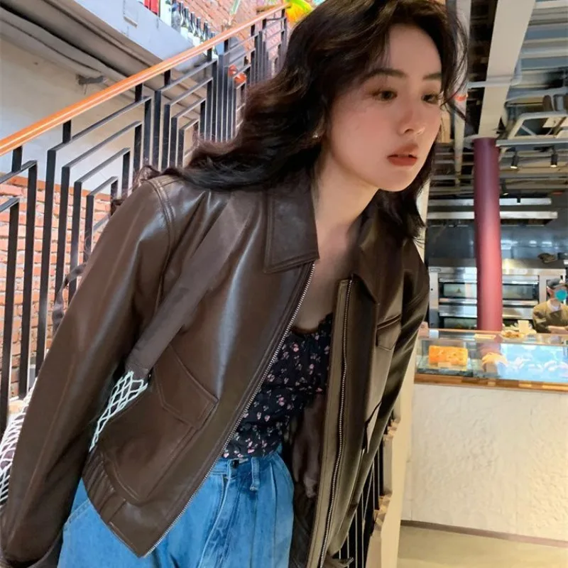 Chaqueta recortada de cuero PU para mujer Estilo de motocicleta Abrigo informal retro vintage Chaqueta de motociclista de primavera y otoño disponible en marrón negro