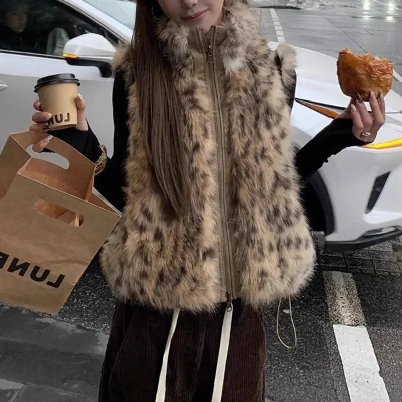 Damska kamizelka z imitacji futra w panterkę, modna na zimę, idealna do stylizacji ulicznej, uniwersalna na co dzień, do dojazdów do pracy, miękka, z wygodnym stójką.