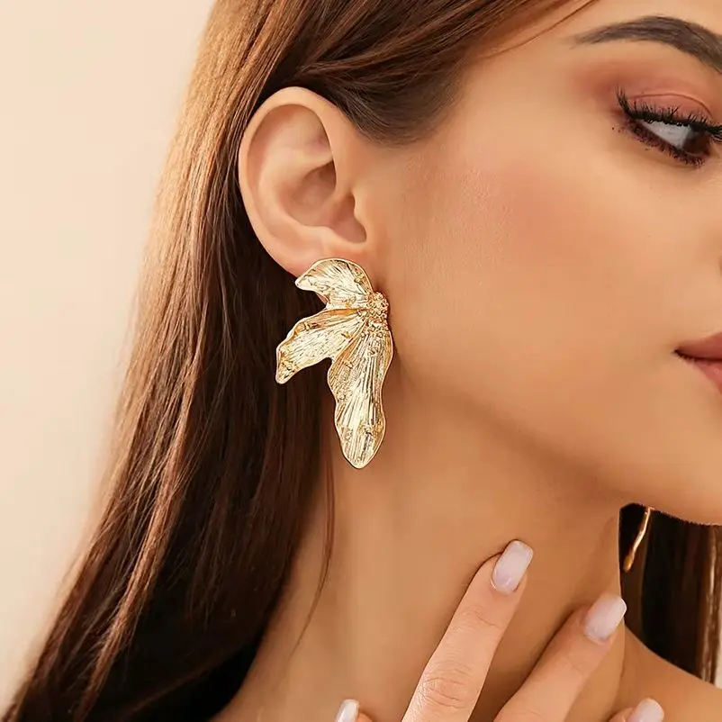 Elegant Big Metal Leaf Stud Earrings for Women Trendy Ladies Designer Statement Earrings Accessories 2024 Fashion Jewelry Female