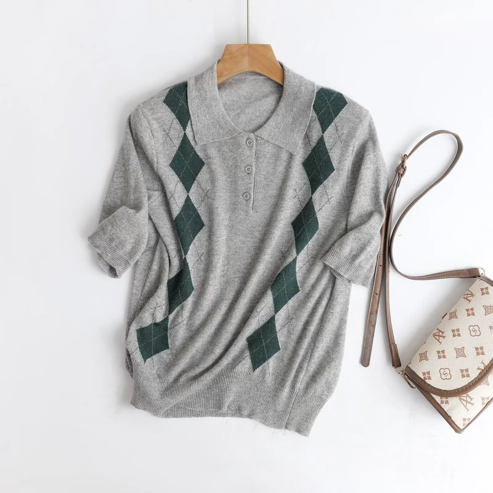 

Женский вязаный свитер Ethereal MD 2026, новая весенняя модель в стиле ретро, с ромбовидным узором, из смесовой шерсти, с воротником поло и короткими рукавами.