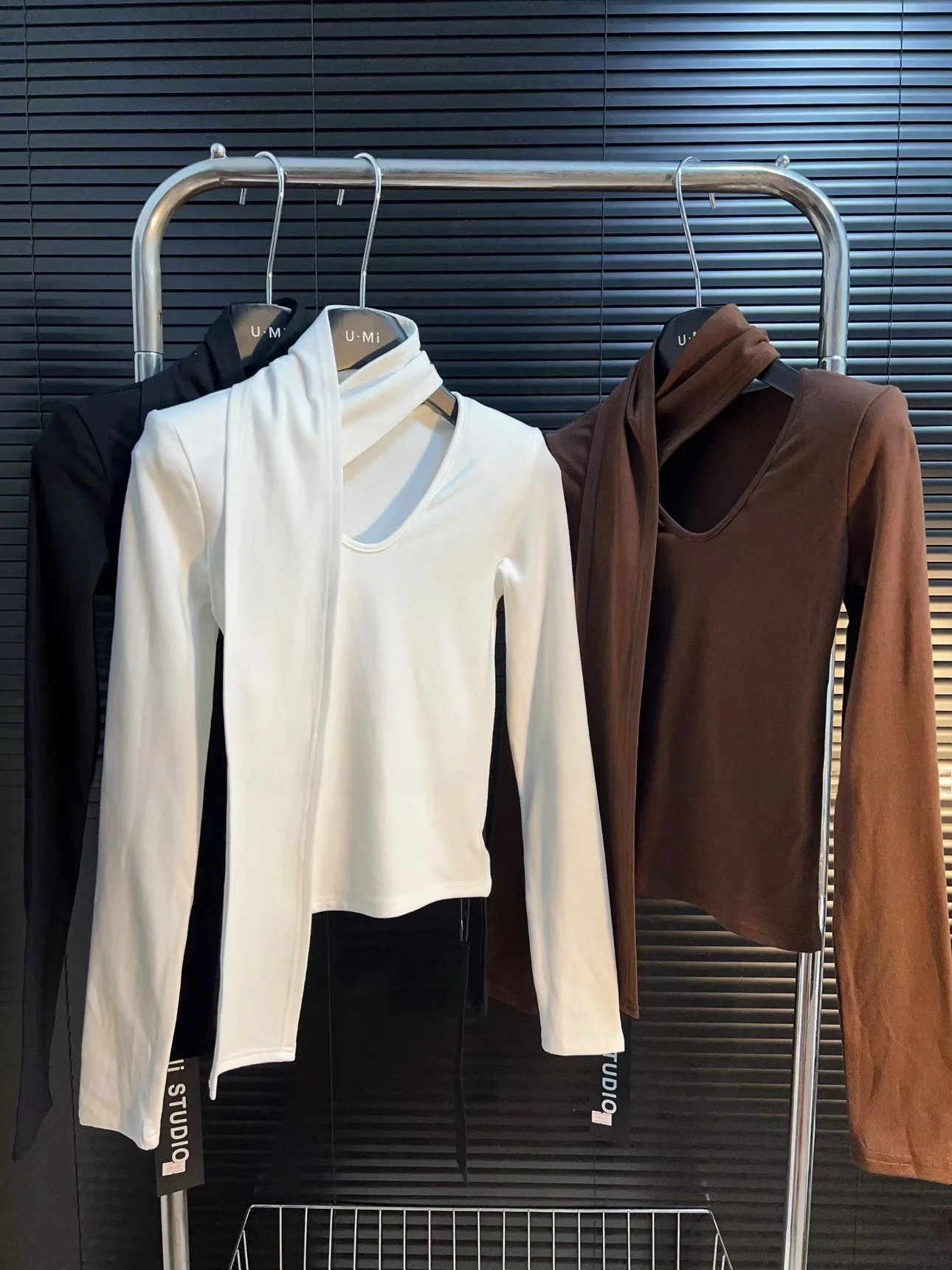 

Korean Sle ort Svel Women's T-irt oulder Pads Fce Winter Thiened Slim Fit V-ne Pure Color Commute Faion