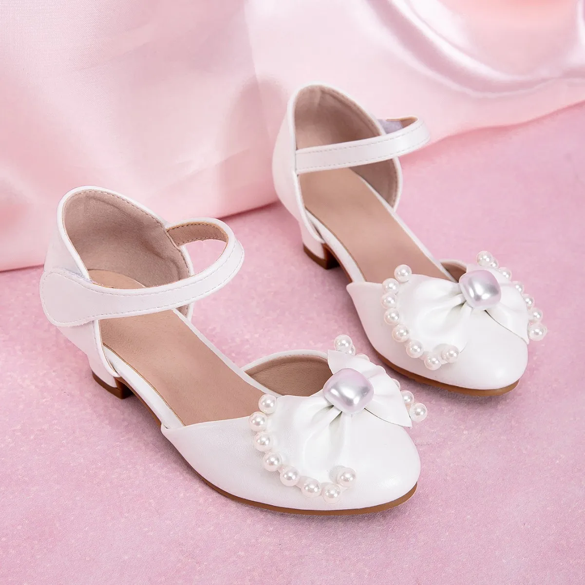 2026 New Girls' Pearl Bow Princess Sandals Fashion High Heels Comfortable Kids Footwear For Stage Performance Dress Party Wear