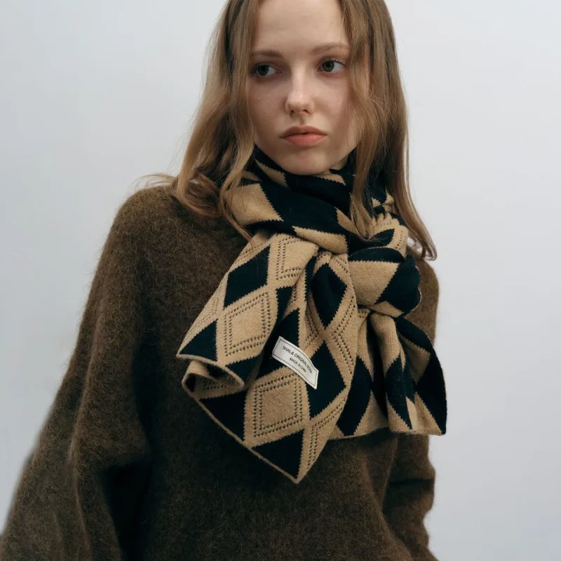 

European and American niche designers with versatile warm high-end winter warm two-color diamond knitted plaid scarf for women
