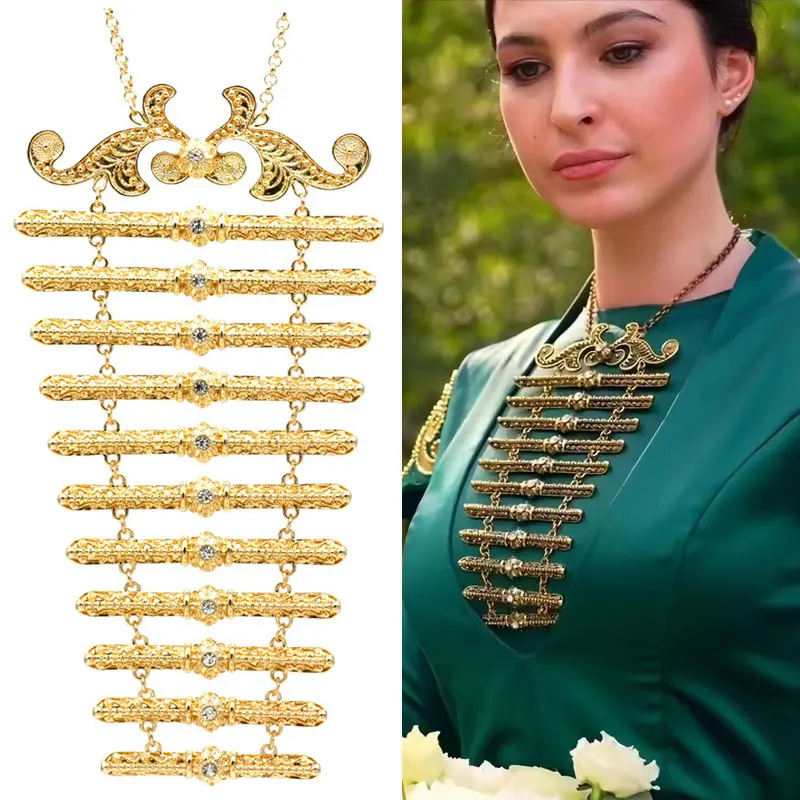 レトロな中央アジアの白人女性用ジュエリー、金属製の胸甲飾りネックレス、レリーフ模様のラインストーン、伝統的な結婚式のアクセサリー