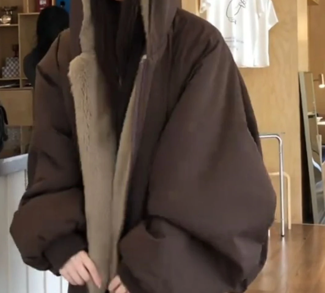 Giacca da donna in cotone con cappuccio marrone peloso in autunno e inverno con peluche spesso e vestibilità ampia per superare il top