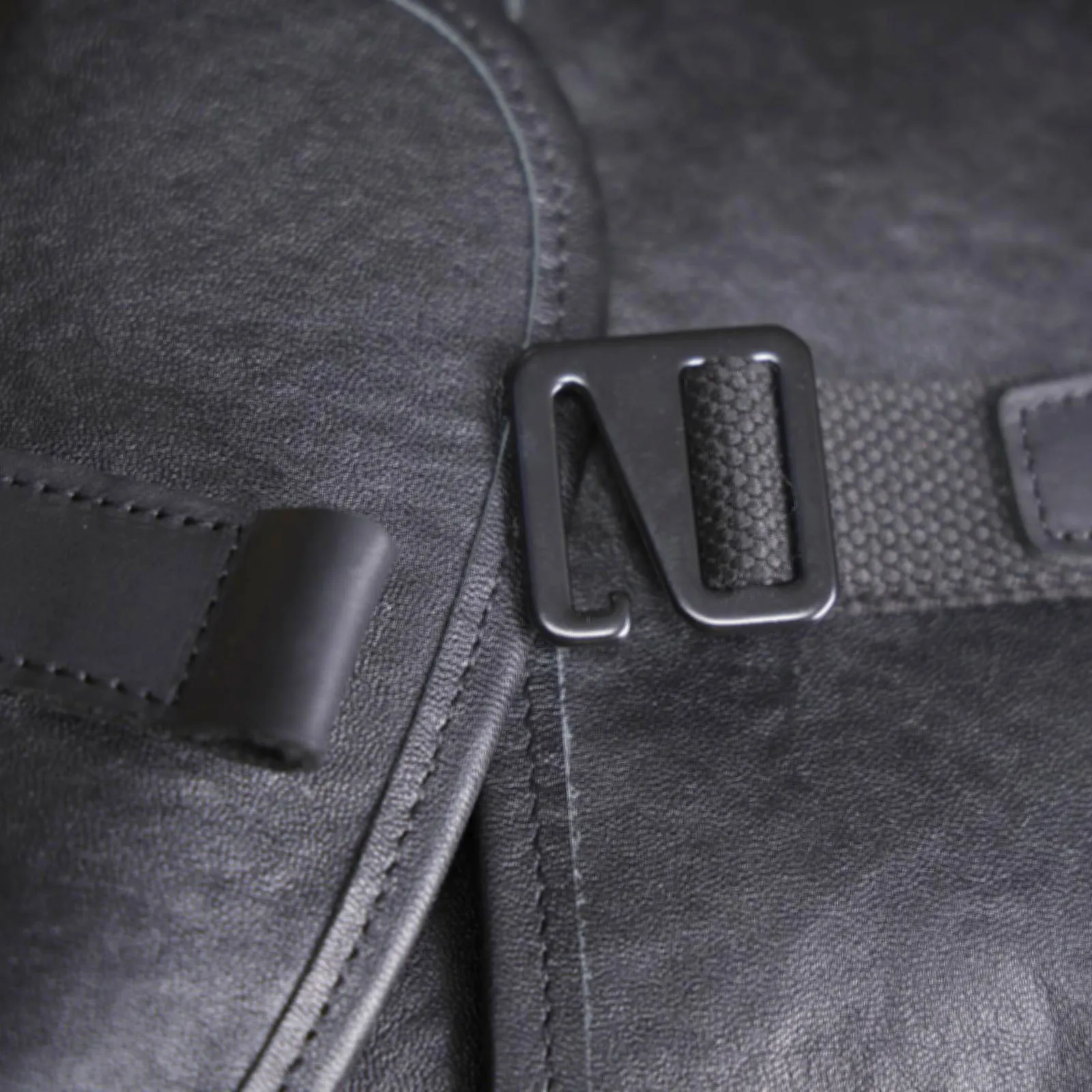 S.WORKER Modische Echtleder-Umhängetasche für Herren, Vollnarbig, Trendige Casual-Crossbody-Tasche, Mini-Umhängetasche für Handy und Schlüssel – Detail 15