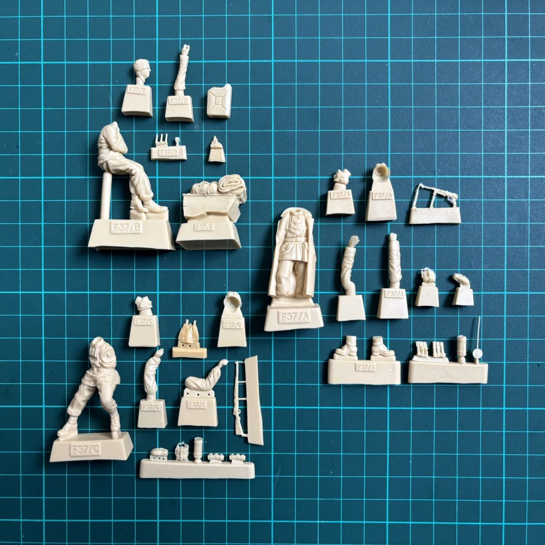 1/35 ongeverfd harsmodelset, Duitse motorrijder (3 personen zonder motorfietsen) ongemonteerd en ongeverfd GK, 1520R