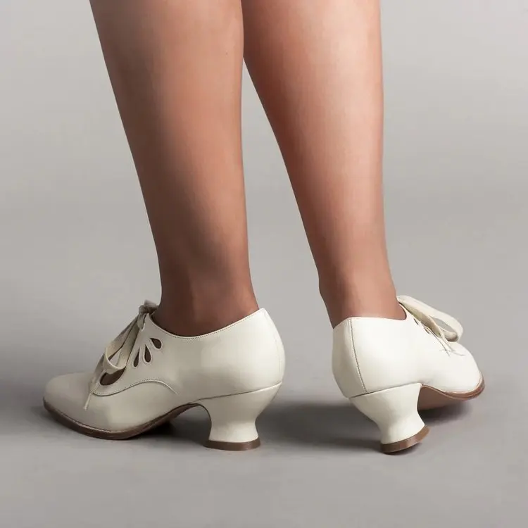 Damen Vintage Schnürschuhe mit niedrigem Absatz, viktorianische Hochzeitsschuhe, Renaissance-Kostümschuhe, Schmetterlingsflügel-Spitzenschuhe – Detail 12