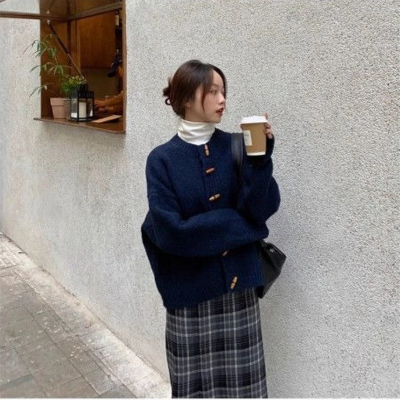 2025 Autumn and Winter Fashion New Women's Elegant Knitted Cashmere Cardigan Retro Horn Button Outer Warm Thick Sweater Jumper