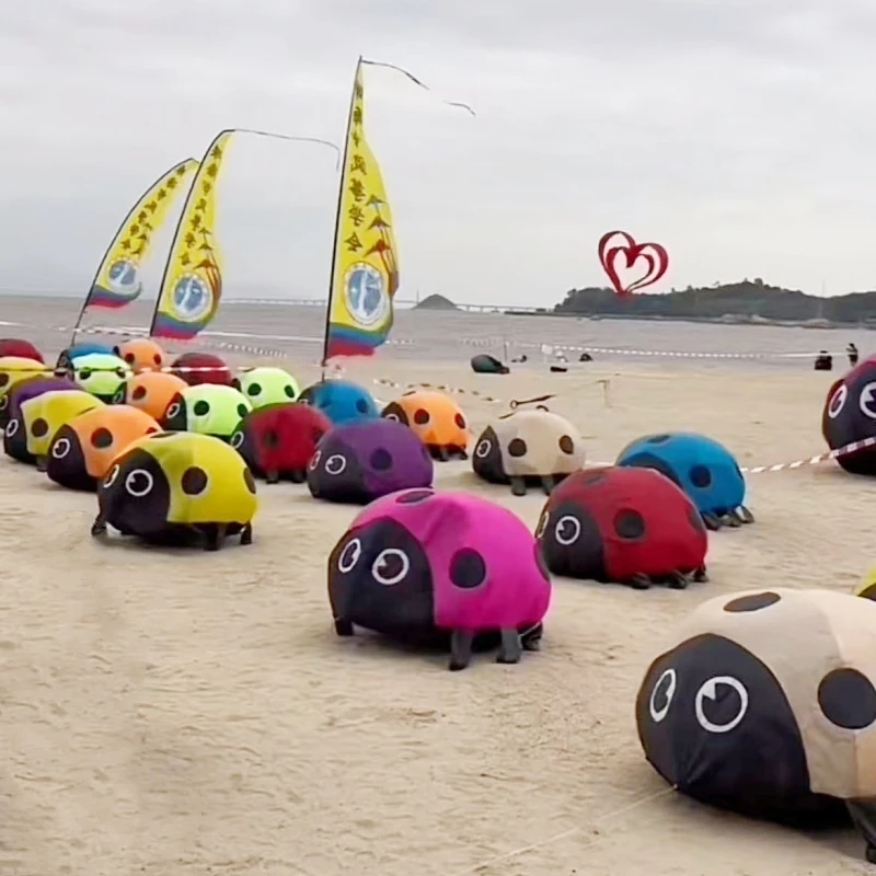 Interesantes pipa de mariquita, pipas suaves para niños, no pueden caminar volar, juguetes al aire libre de nailon ripstop, fábrica de pipas weifang, juegos de playa