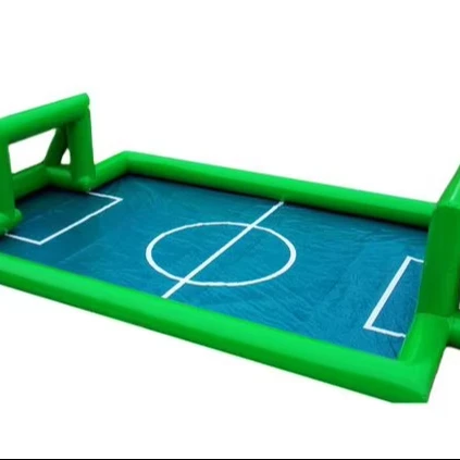 Duurzaam opblaasbaar voetbalveld met versterkte naden voor recreatief en professioneel gebruik