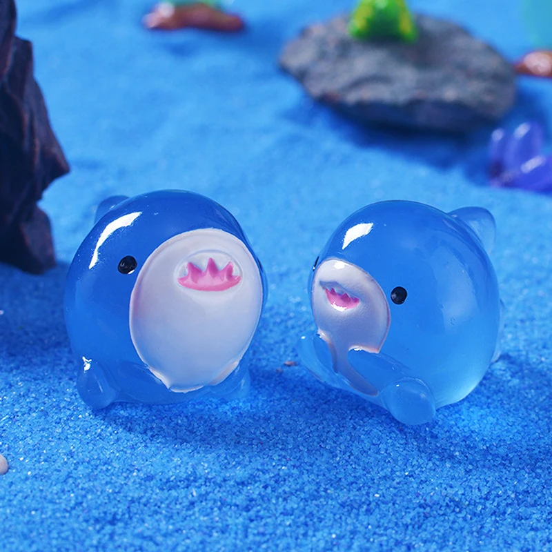 暗闇で光る漫画のサメ、マイクロランドスケープ、水槽の小さな装飾品、DIY樹脂工芸品、明るい小さなアクセサリー、かわいい、1個