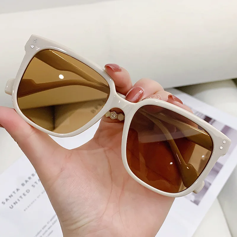 

New Retro Men and Women Retro Square Frame Beige Chic Nail Personalized Sunglasses