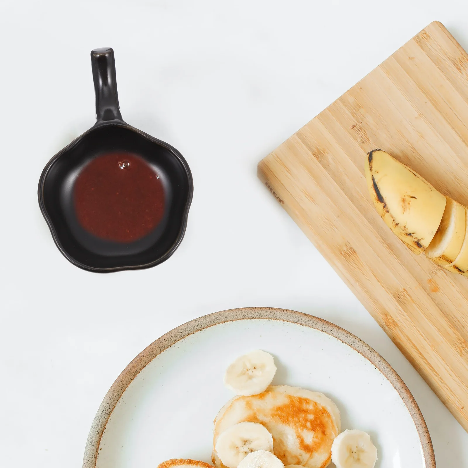 

1Pcs Flower Shape Seasoning Dish Ceramic Practical Dip Serving Dish Household Appetizer Plate Sauce Container Handle