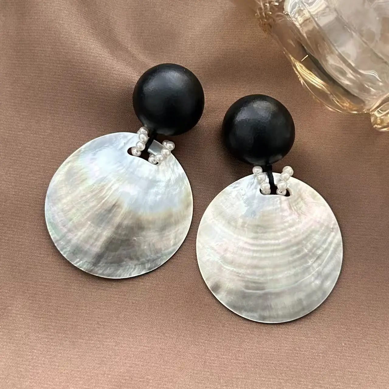 French natural fritillary round earrings women's retro wood round beads pearl niche design high-end temperament earrings