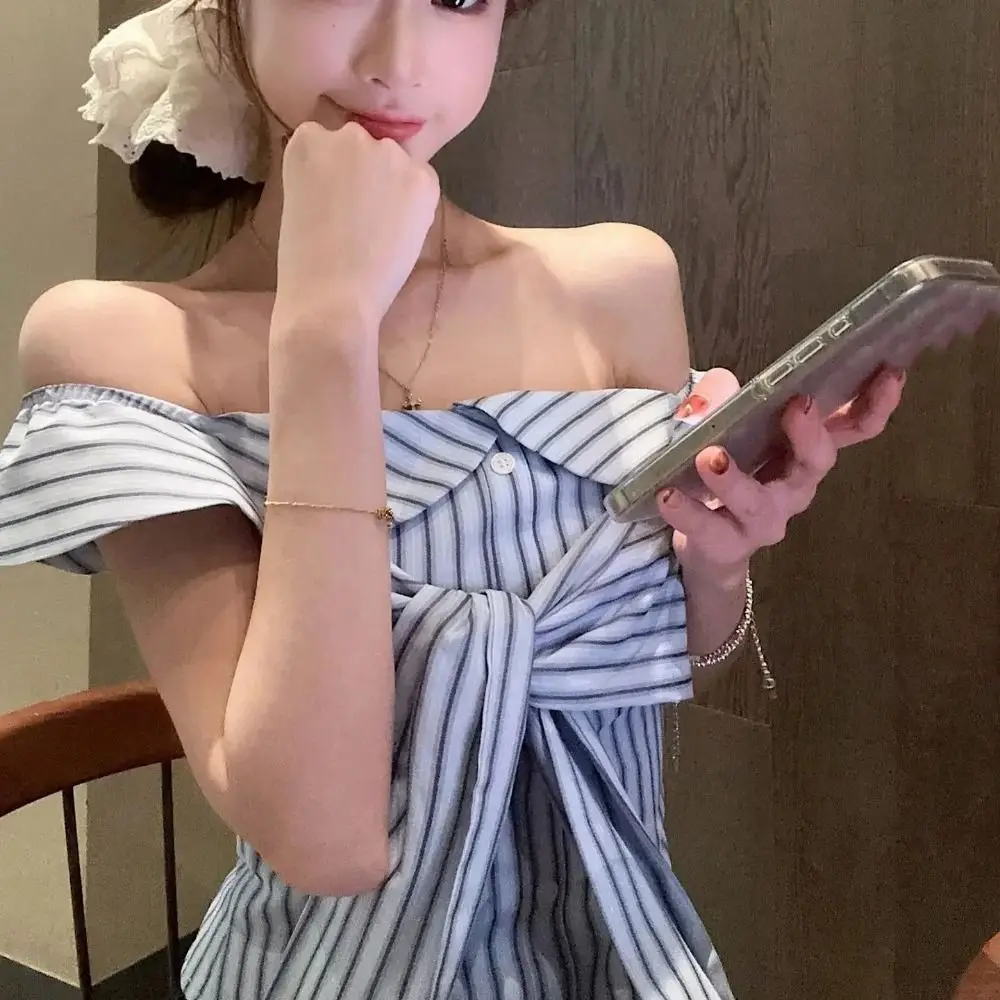 Süße kurze Damen-Bluse mit blauen Streifen, koreanischer Stil, Slim-Fit-Langarmhemden, V-Ausschnitt, Streetwear, schlanke Knöpfe, Hemden, Reisen