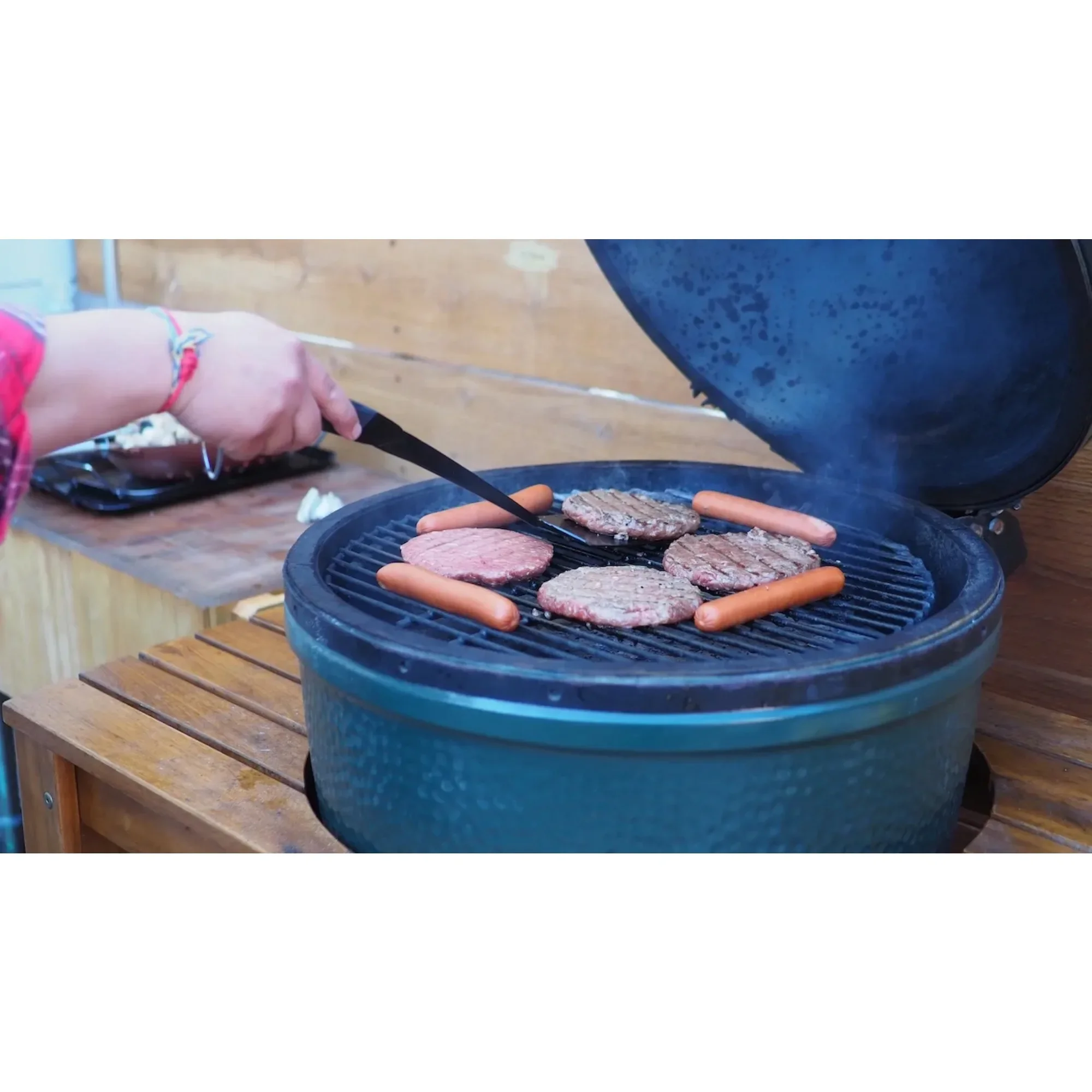 Set di attrezzi per griglia in silicone da 5 pezzi con manici ergonomici, include spatola, pinze, spazzole e detergenti per imbastire, resistente al calore