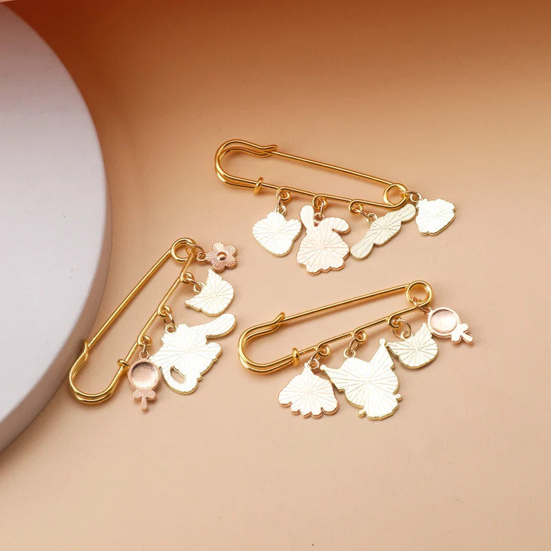 Kawaii القط كيتي الكرتون Kuromi الشيطان الصغير لطيف المعادن المينا امرأة الرجال على ظهره اكسسوارات أكياس شارة التلبيب مجوهرات الاطفال هدية