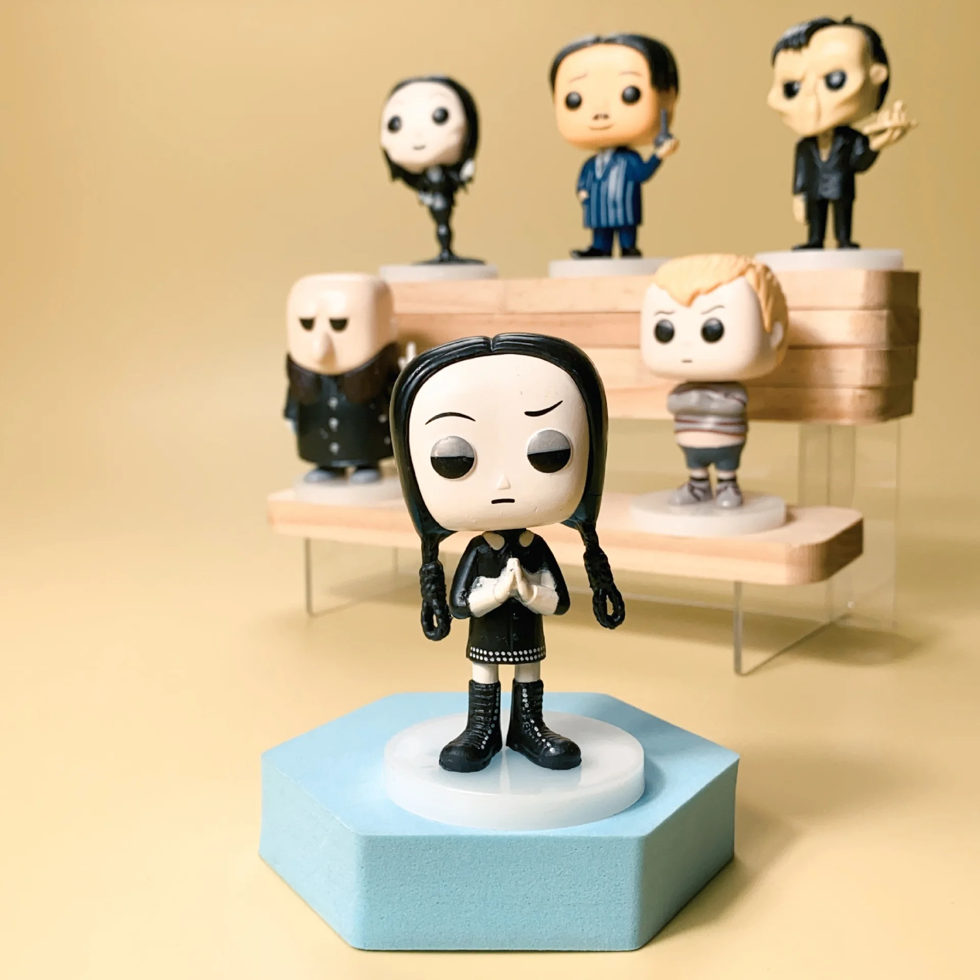 Novo 8cm 6 pçs/set filme a família addams quarta-feira q versão figura de ação pvc modelo estátua brinquedos boneca decoração mesa coletar presentes