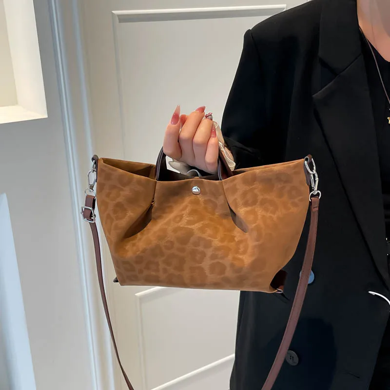 

2023 Новая роскошная женская сумка-тоут, однотонная минималистичная сумка на плечо, повседневная сумка с верхней ручкой, шикарная и практичная ​