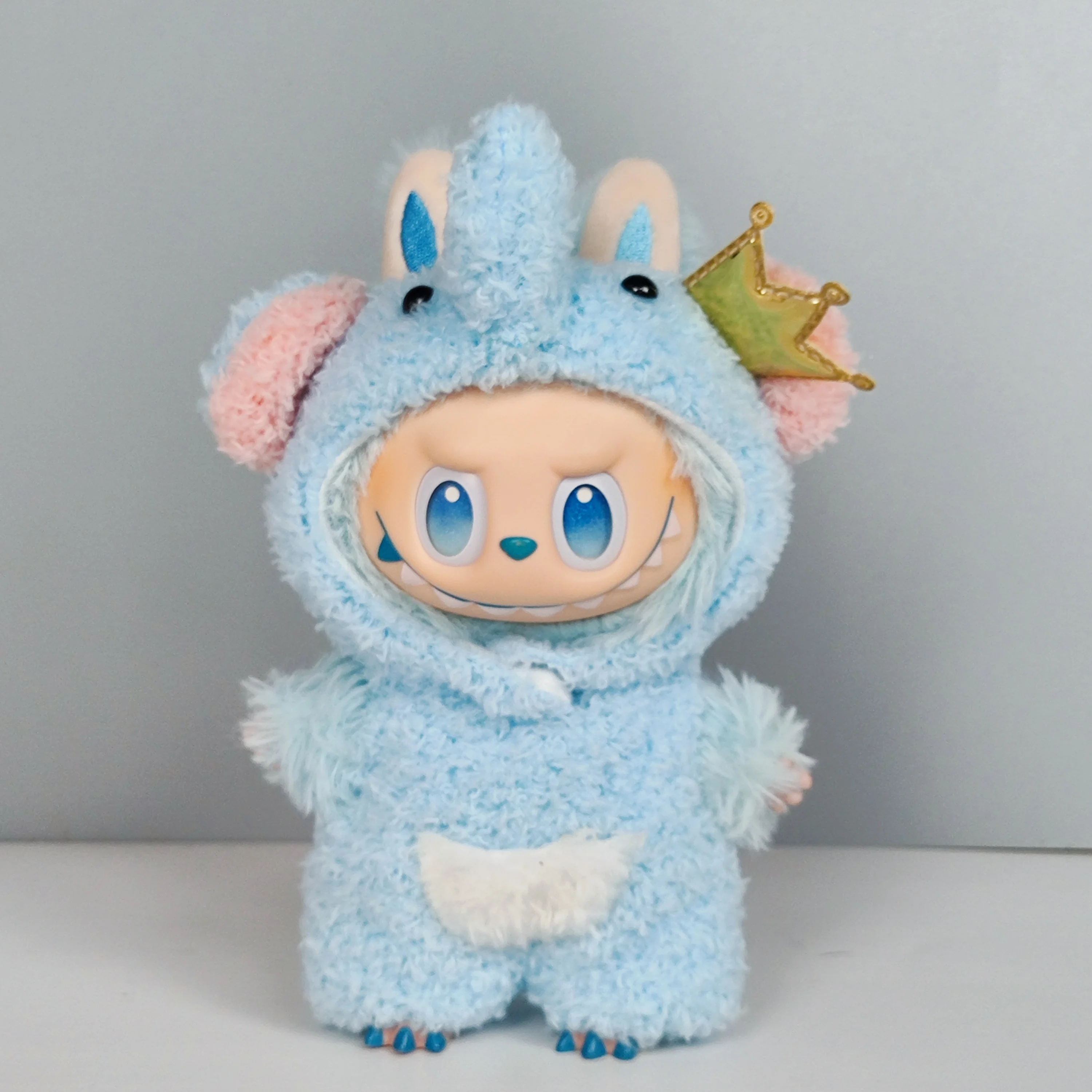 Novo Quente 2.0 hat einen Sitz der Labubu-Serie, Macaron-Anzugkleidung, Labubu-Monster-Puppe, Vinyl-Puppenkleidung, Puppenhut und Kleidung