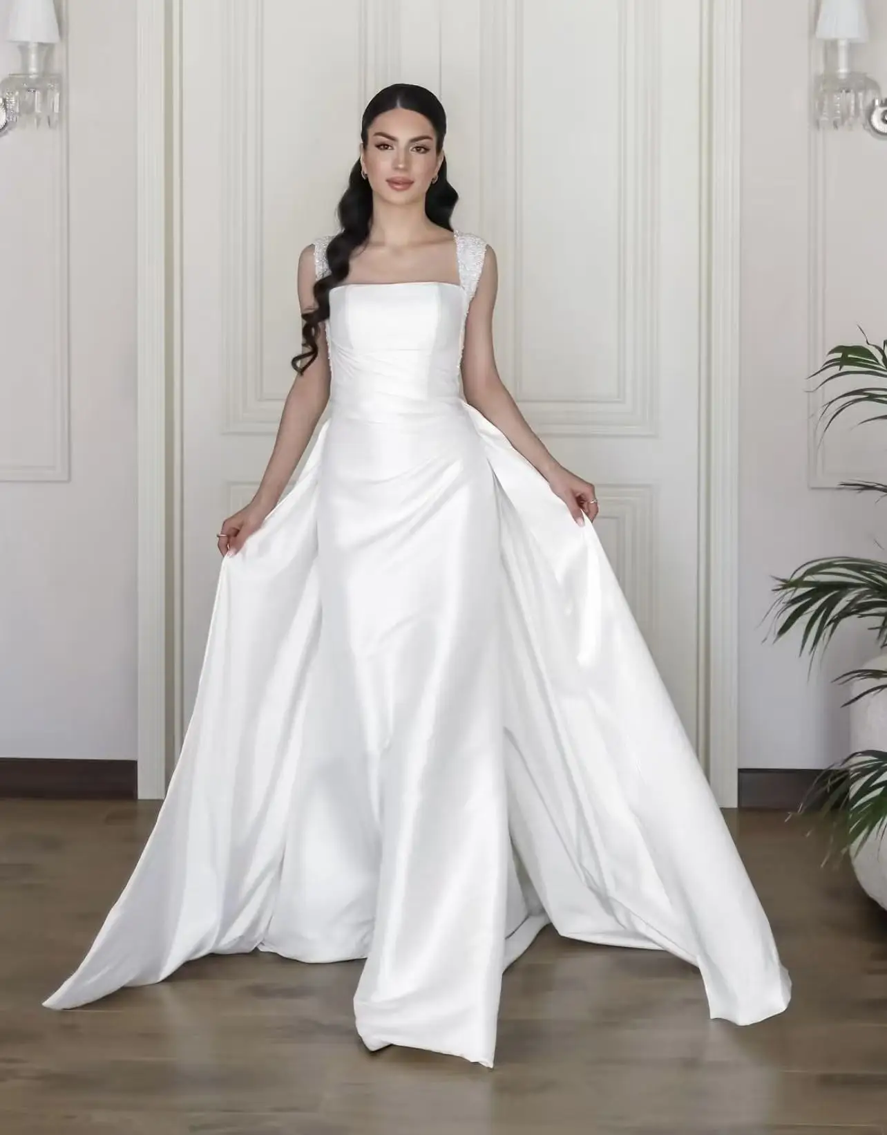 ジェーン・エア カスタマイズされたキラキラ輝く白いサテンのイブニングドレス ノースリーブのブライダルガウン 高級ウェディングドレス オーダーメイドの特別な日のドレス