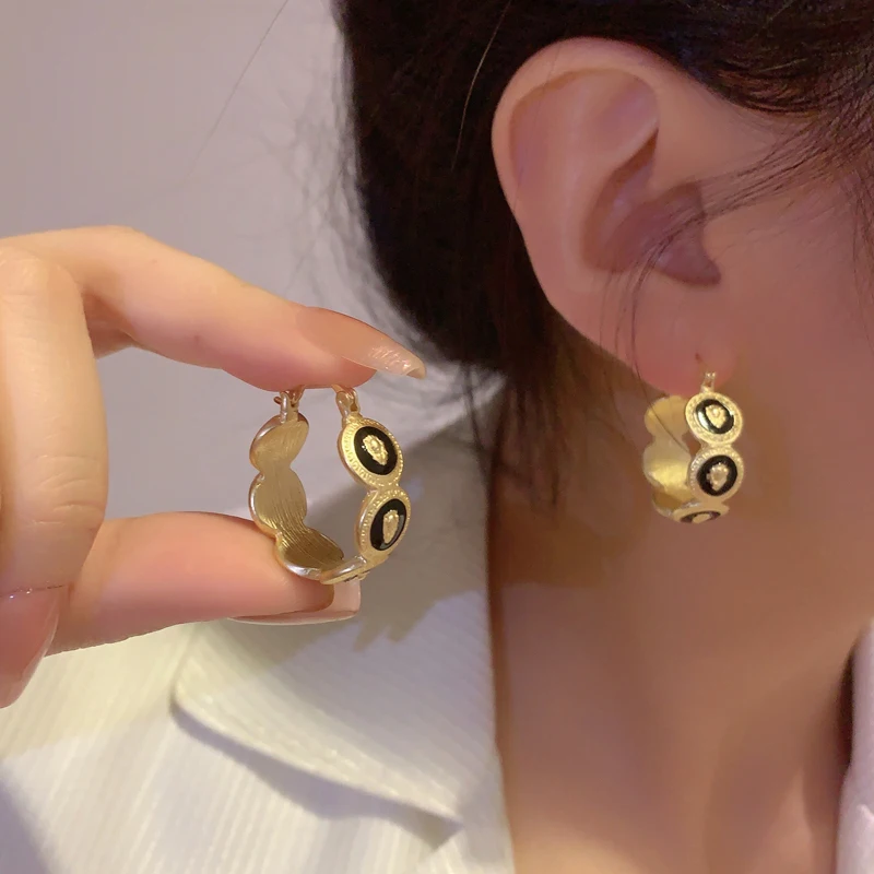 Anting-anting lingkaran geometris kreatif Vintage Perancis untuk hadiah wanita anting-anting mode unik minyak tetes hitam kepala singa Punk