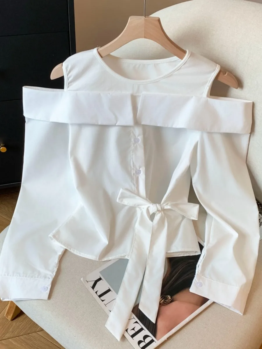 เสื้อคลุมยาวสีขาวเปิดไหล่สำหรับผู้หญิง คอลเลคชั่นต้นฤดูใบไม้ร่วง ดีไซน์ใหม่ พร้อมเข็มขัดรัดเอว แนะนำให้ซื้อ