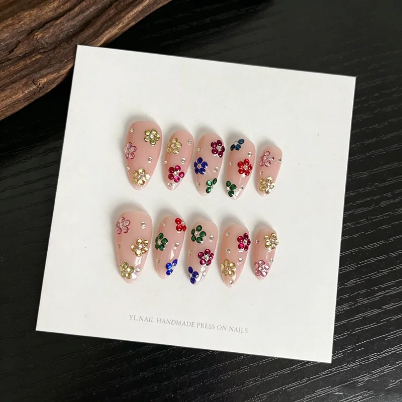 10 Stück Handgefertigte Bunte Strass-Aufklebenägel Blumen-Mandel-Form Elegante Künstliche Nägel Mittellang Wiederverwendbar Natürliche Nude-Basis