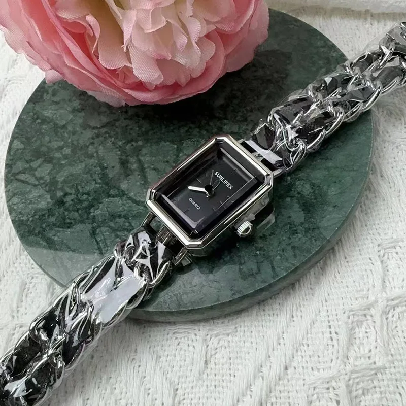 ساعة نسائية أنيقة بسلسلة عصرية ساخنة بنفس النمط ساعة نسائية بسوار ساعة هدية نسائية للنساء