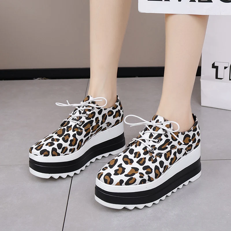 Zapatillas de plataforma con estampado de leopardo para mujer, zapatos vulcanizados de suela gruesa con cordones, informales de cuero Pu, otoño